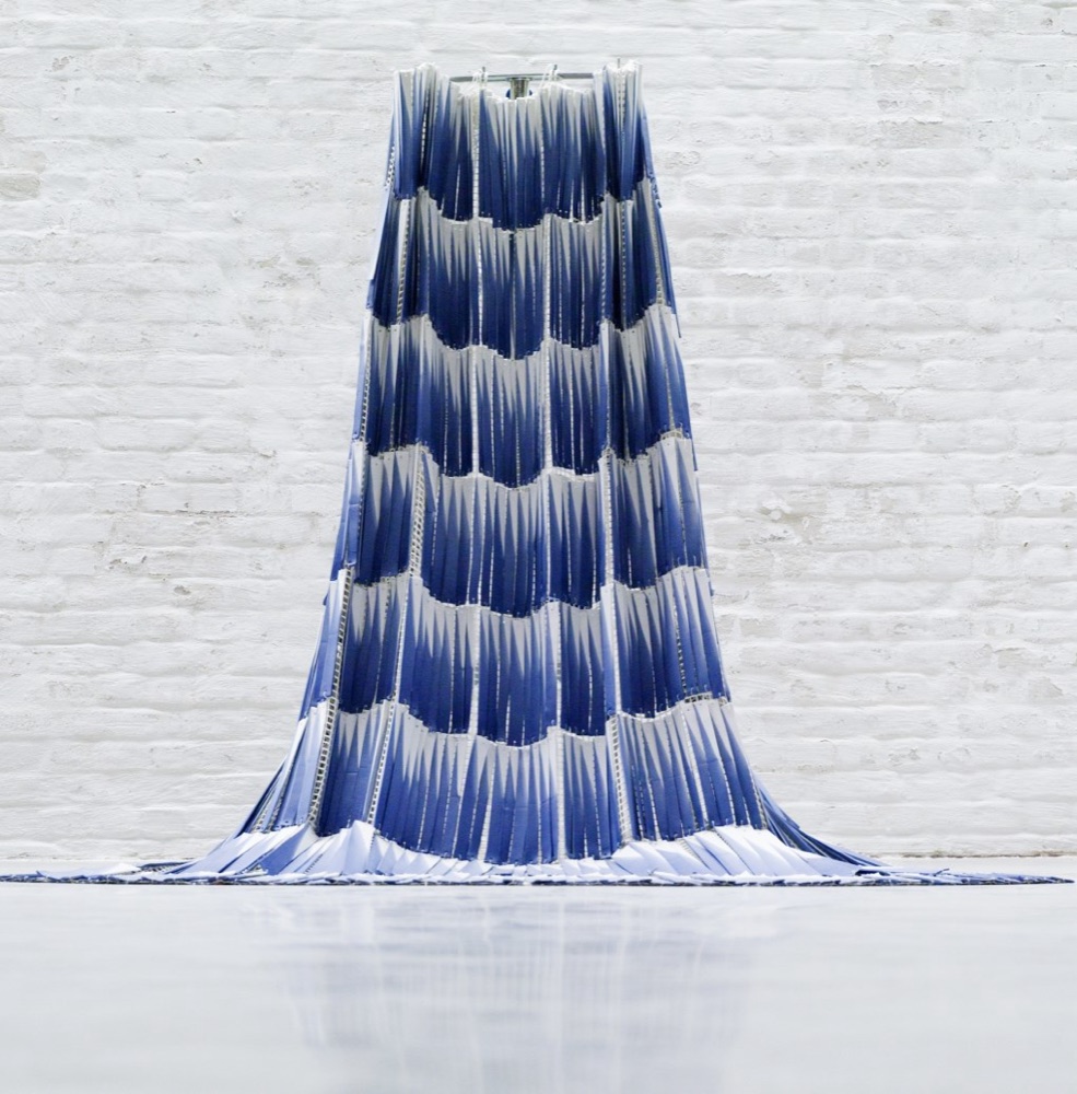 Blauw-wit textielwerk uit de collectie van PAS Foundation