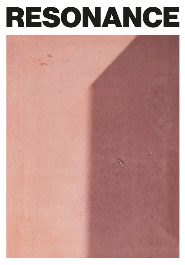 Affiche van RESONANCE: de titel in zwarte kapitalen boven een roze betonnen wand met een diagonale schaduw