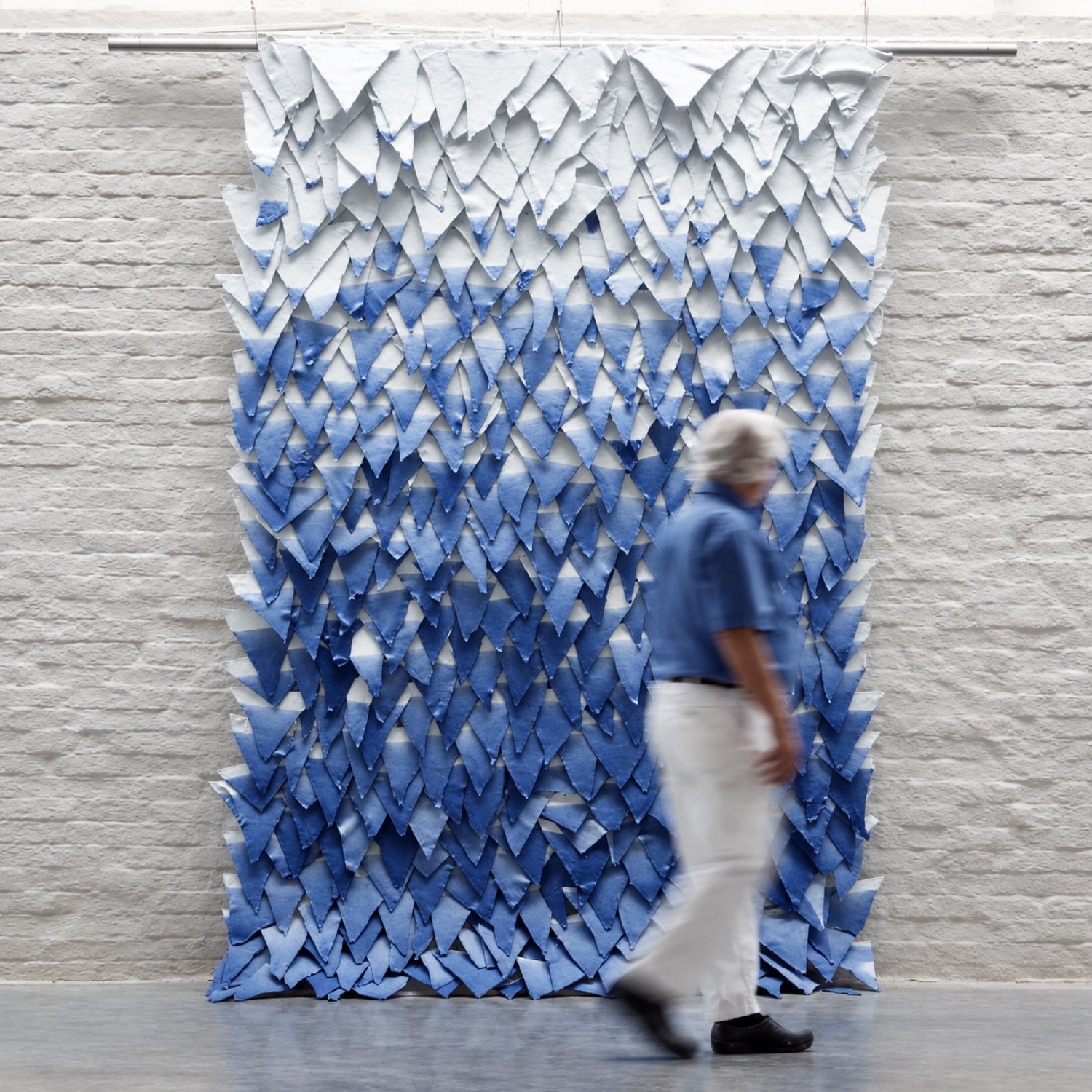 Piet Stockmans naast een van zijn blauw-witte porseleinen wandwerken
