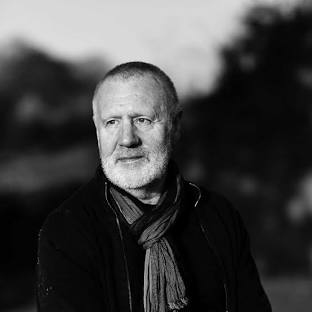 Zwart-witportret van kunstenaar Paul Gees