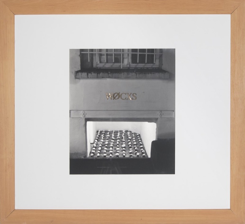 Foto met zicht op keien in kelder en wøcxs markering (1986) — Urbain Mulkers