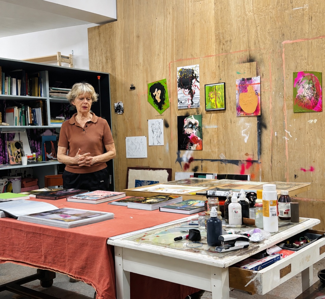 Anne-Mie Van Kerckhoven tijdens een artist talk in haar atelier